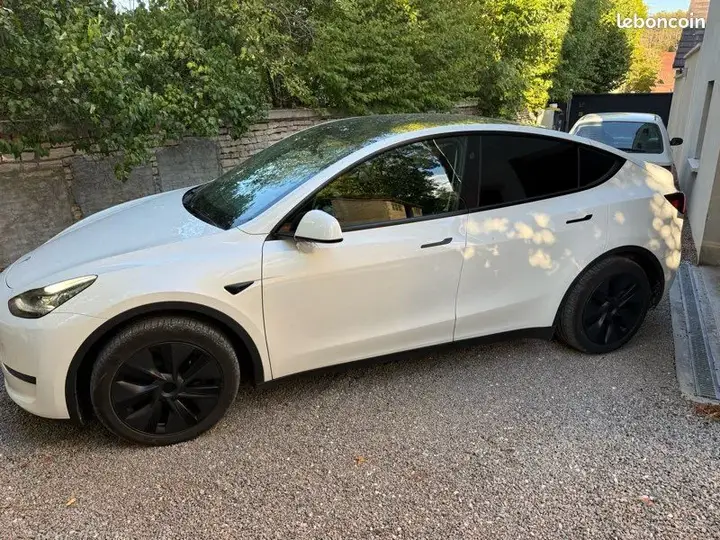 Tesla Model Y 2024 photo 2