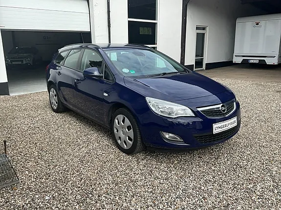 Opel Astra 2011 photo 2