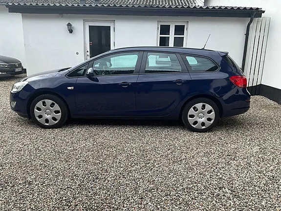 Opel Astra 2011 photo 4