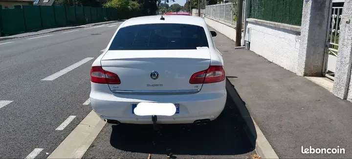 Skoda Superb 2010 photo 2