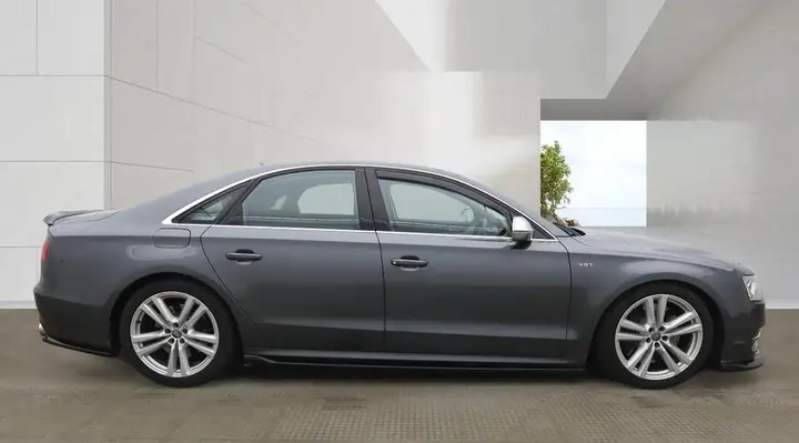 Audi S8 2012 photo 4