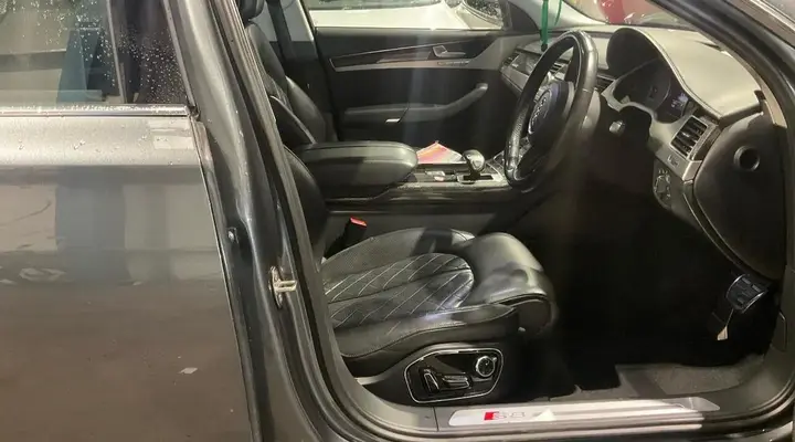 Audi S8 2012 photo 2