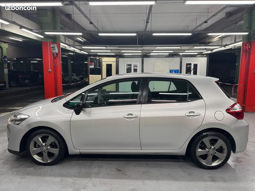 Toyota Auris 2012 photo 3