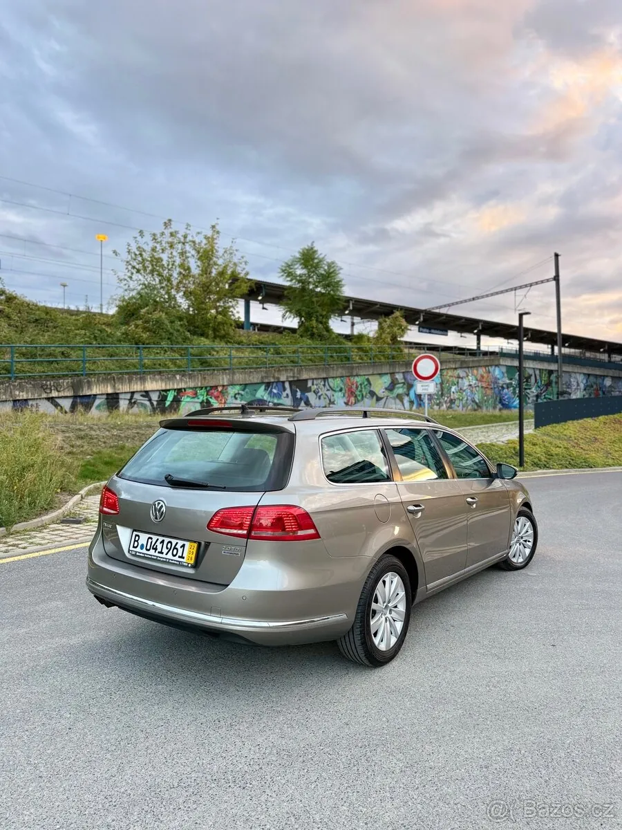 Volkswagen Passat 2012 photo 2