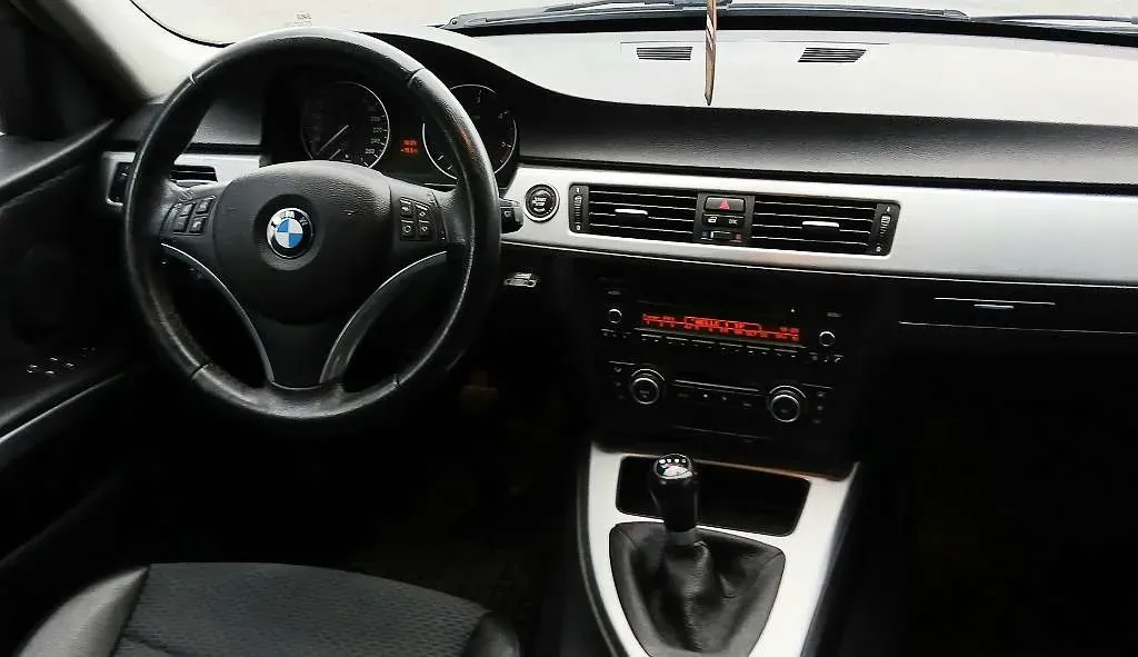 BMW 3 Series 2010 photo 2