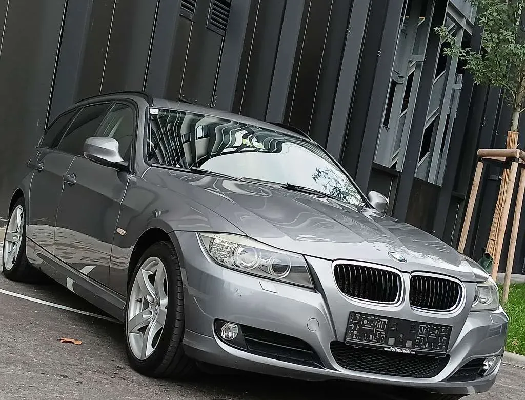 BMW 3 Series 2010 photo 3