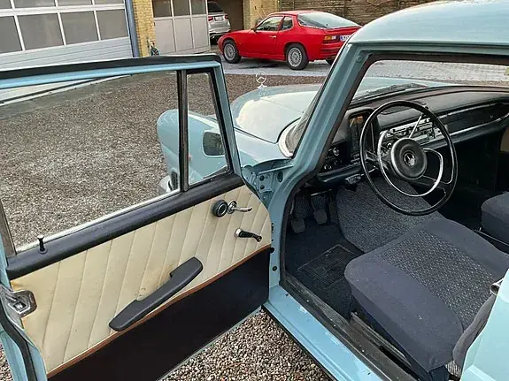 Mercedes-Benz 200 1967 photo 2