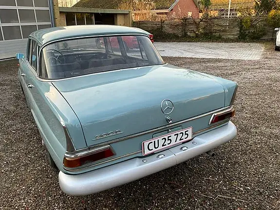 Mercedes-Benz 200 1967 photo 4