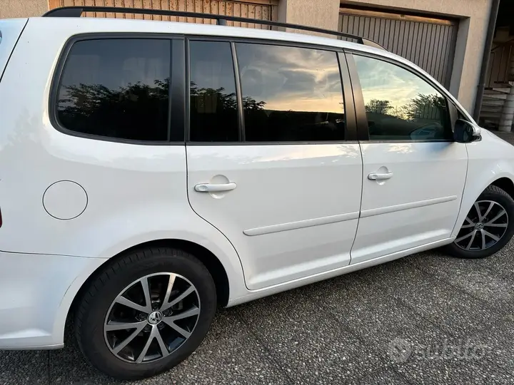 Volkswagen Touran 2011 photo 5