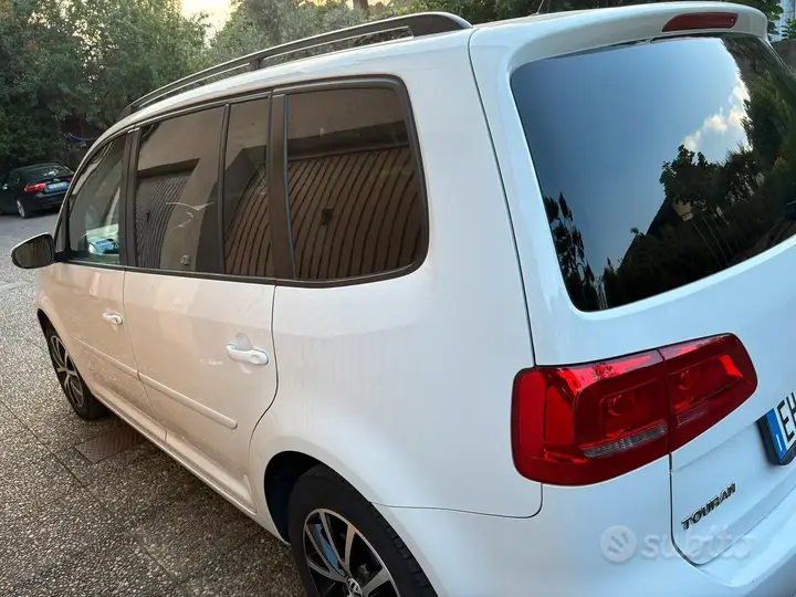 Volkswagen Touran 2011 photo 3
