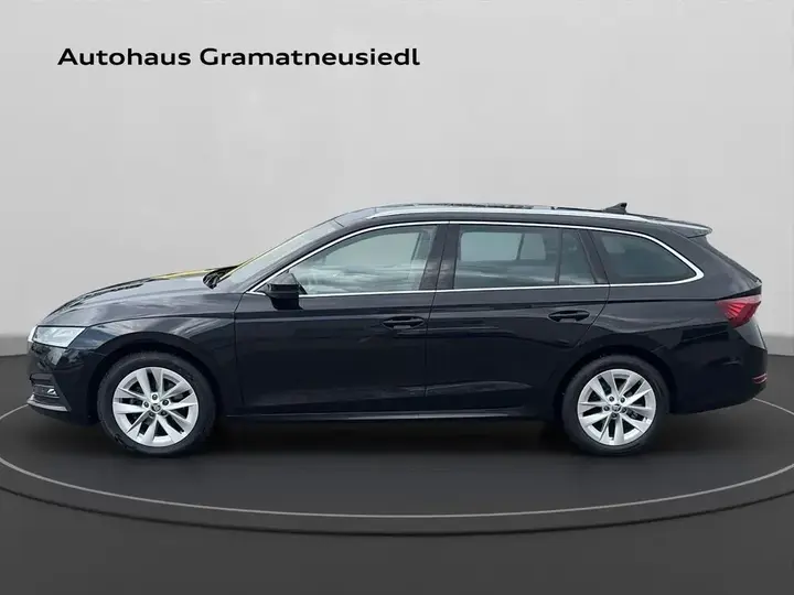 Skoda Octavia Combi 2023 photo 2