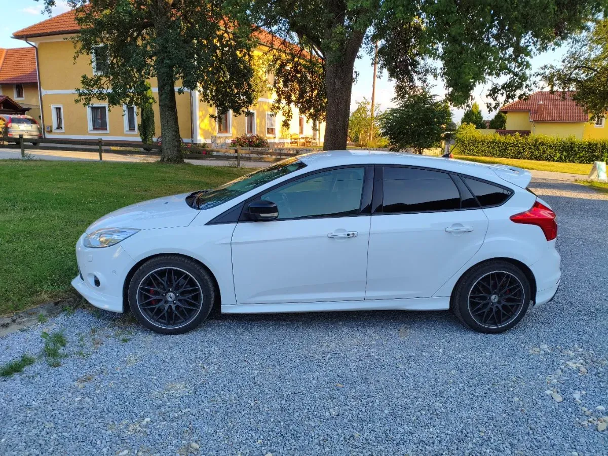 Ford Focus 2013 photo 2