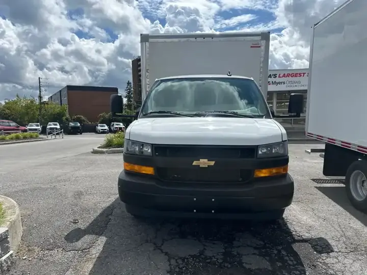 Chevrolet Express 2025 photo 2