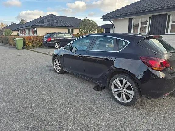 Opel Astra 2010 photo 2