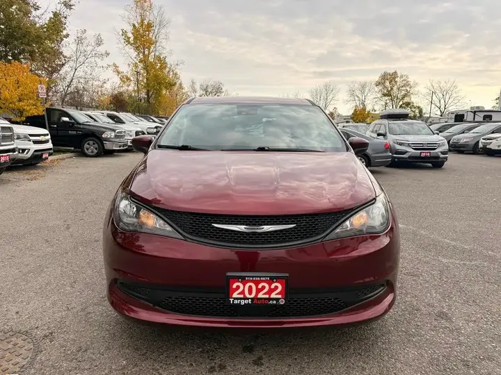 Chrysler Grand Caravan 2022 photo 2