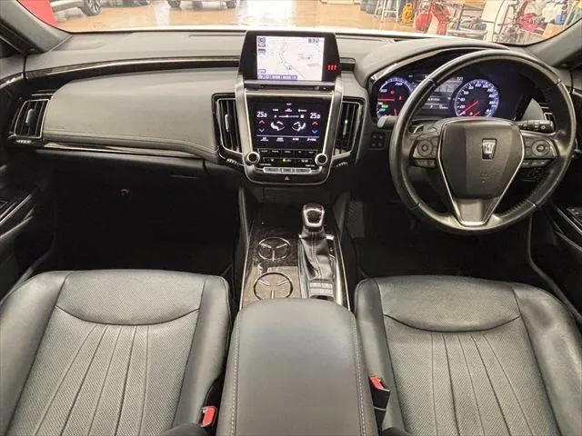 Toyota Crown 2018 photo 3