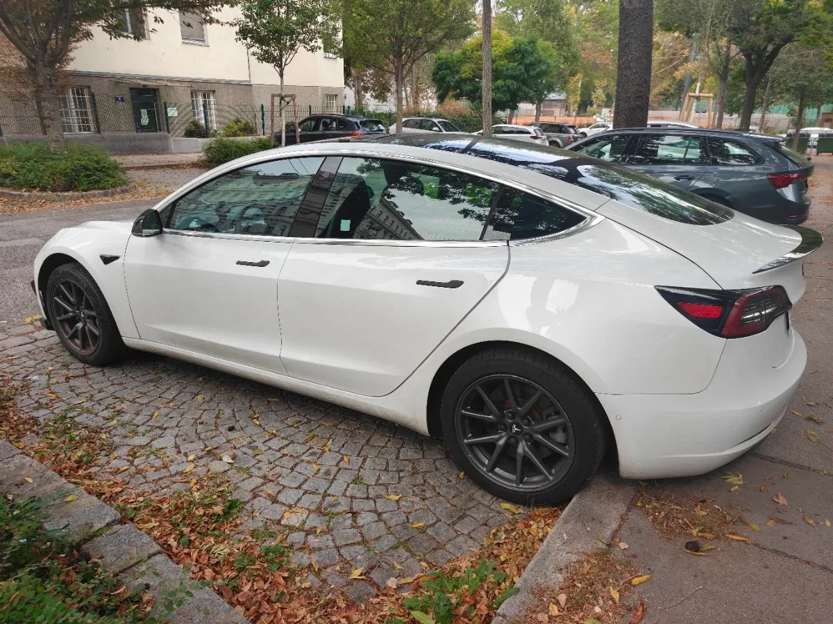 Tesla Model 3 2000 photo 3