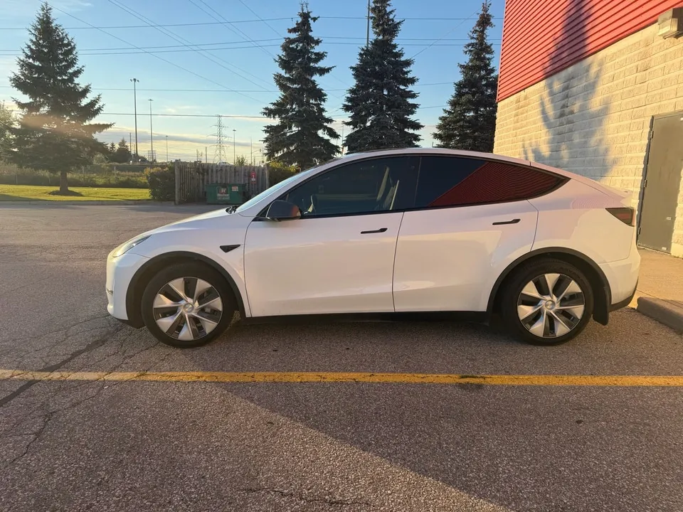 Tesla Model Y 2023 photo 2