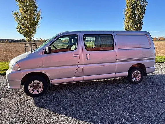 Toyota Hiace 2011 photo 2