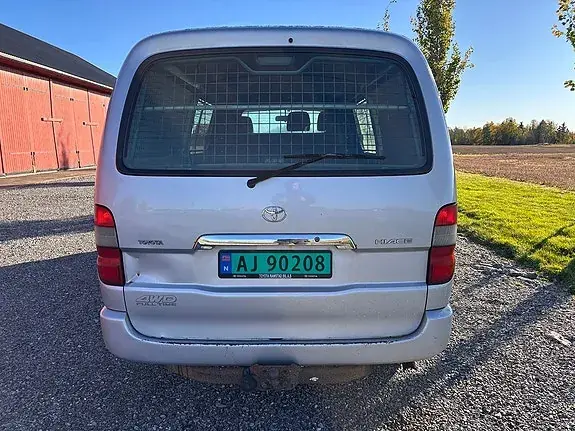 Toyota Hiace 2011 photo 3