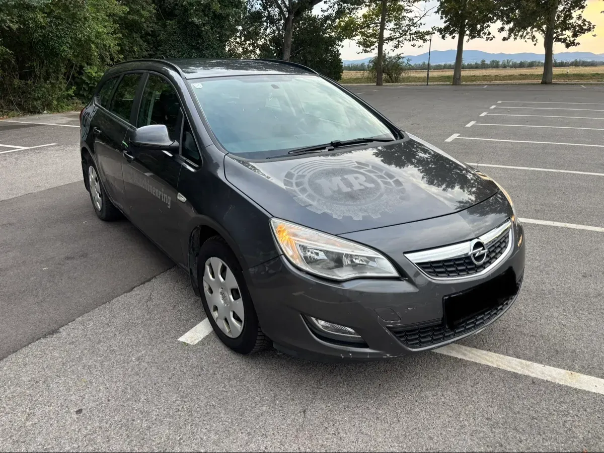 Opel Astra 2011 photo 2