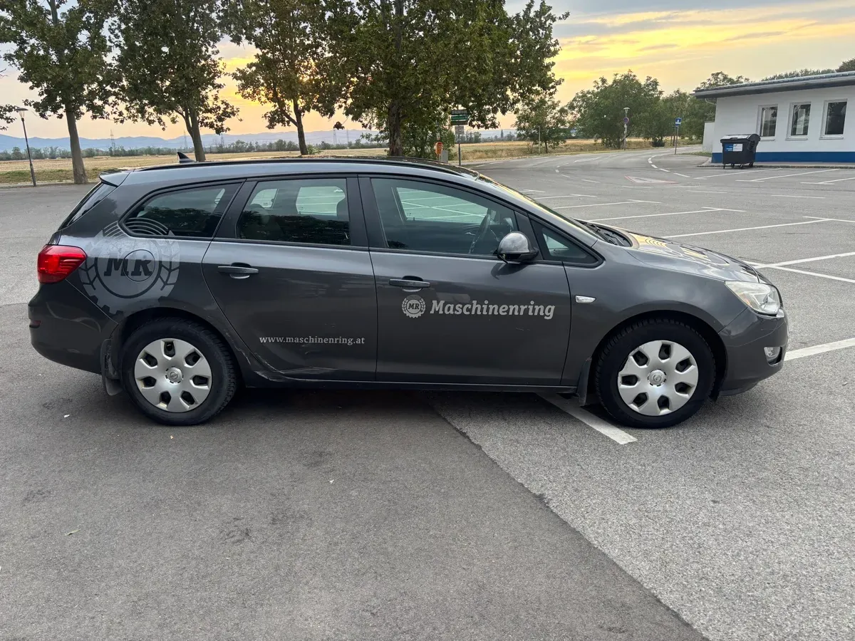 Opel Astra 2011 photo 3