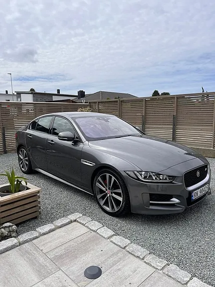 Jaguar Xe 2016 photo 2