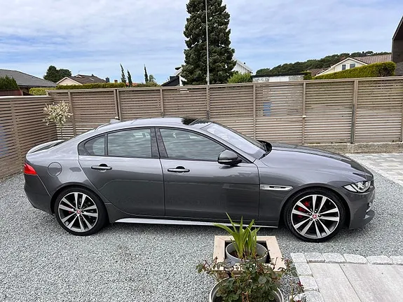 Jaguar Xe 2016 photo 3
