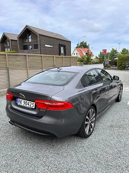 Jaguar Xe 2016 photo 4