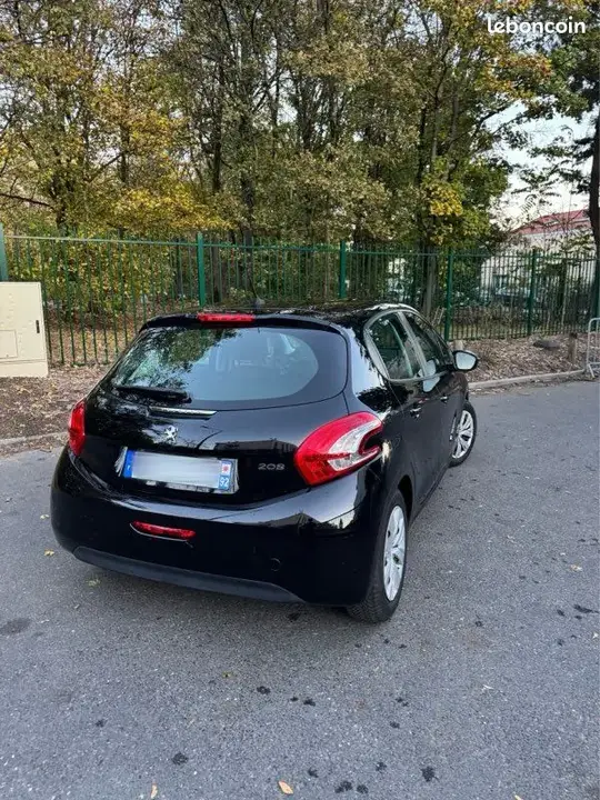 Peugeot 208 2013 photo 2