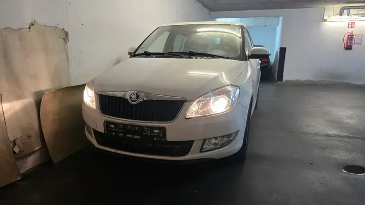 Skoda Fabia 2011 photo 2