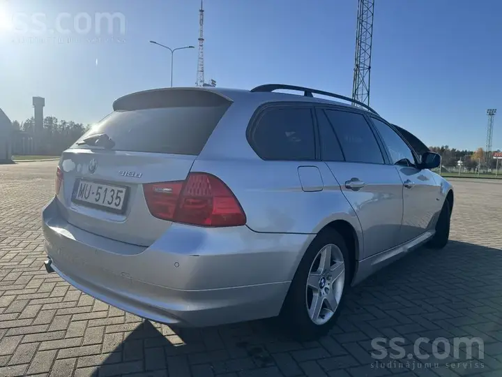 BMW 318 2009 photo 3
