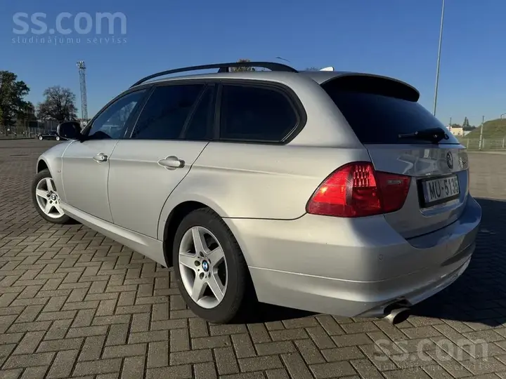BMW 318 2009 photo 4