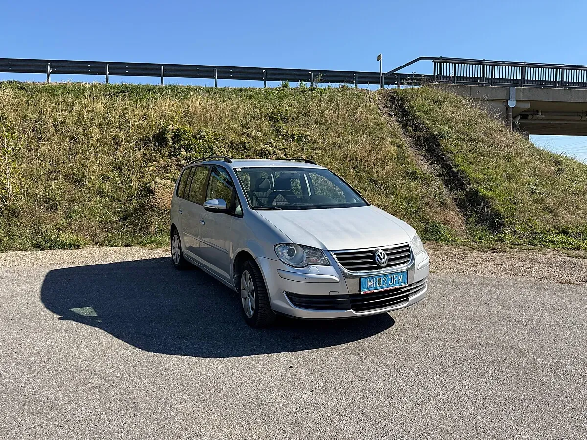 Volkswagen Touran 2010 photo 2