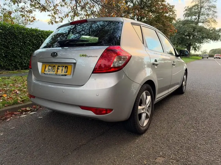 Kia Ceed 2010 photo 3
