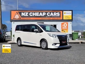 Toyota Noah 2014 photo 2