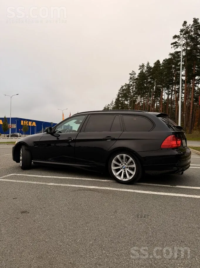 BMW 318D Touring 2010 photo 4