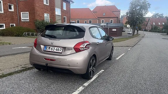 Peugeot 208 2012 photo 2