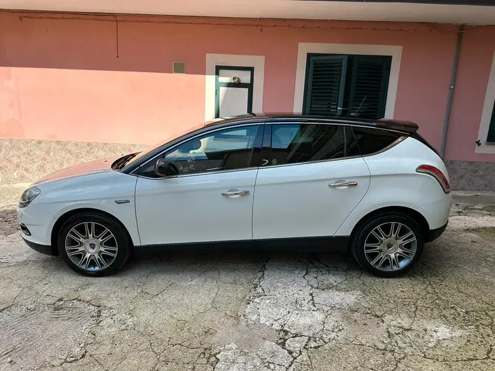 Lancia Delta 2012 photo 2