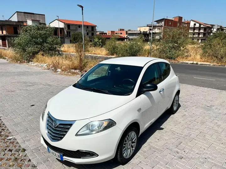 Lancia Ypsilon 2014 photo 2