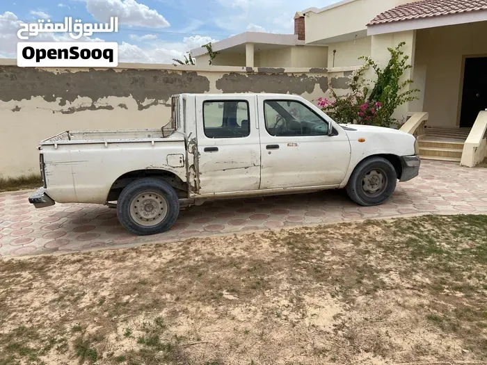 Nissan Navara 2004 photo 2