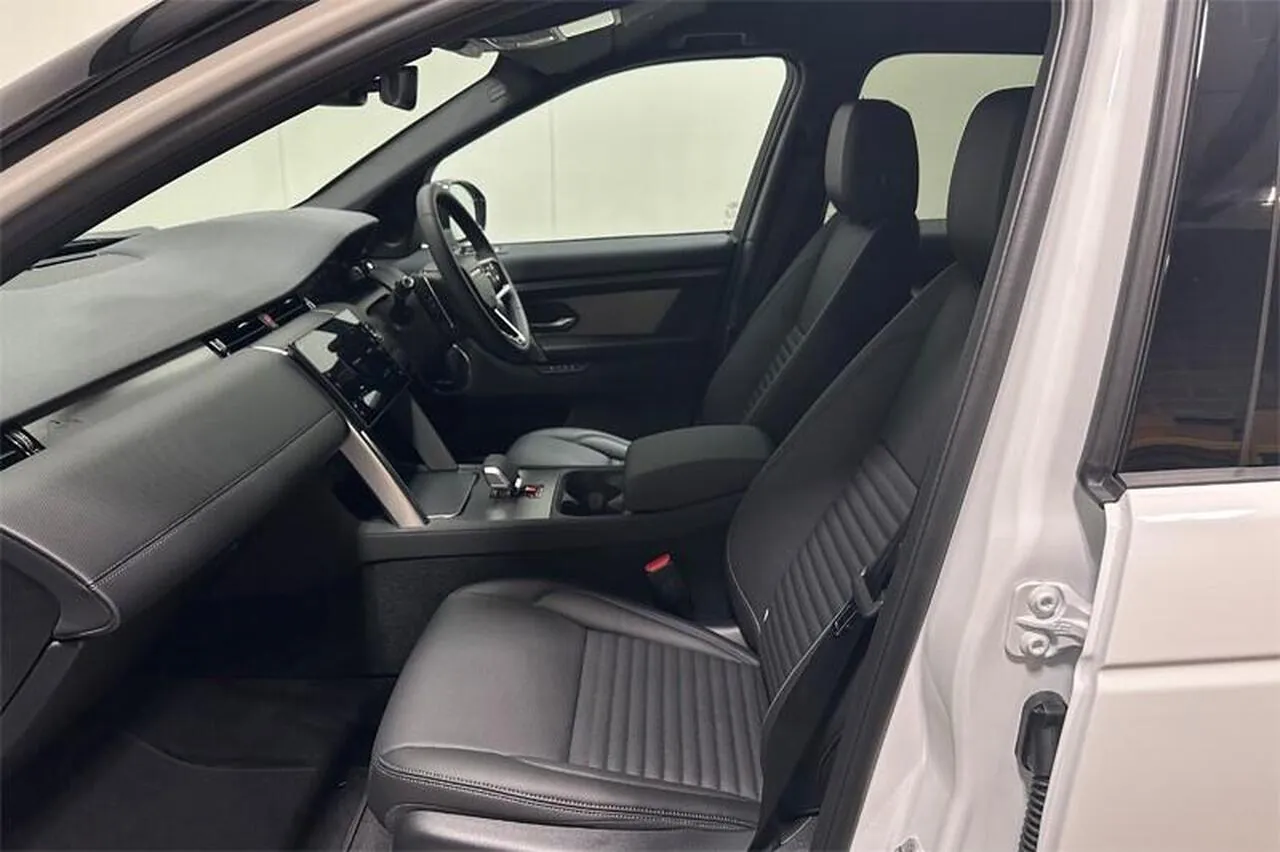 Land Rover Discovery Sport 2026 photo 3