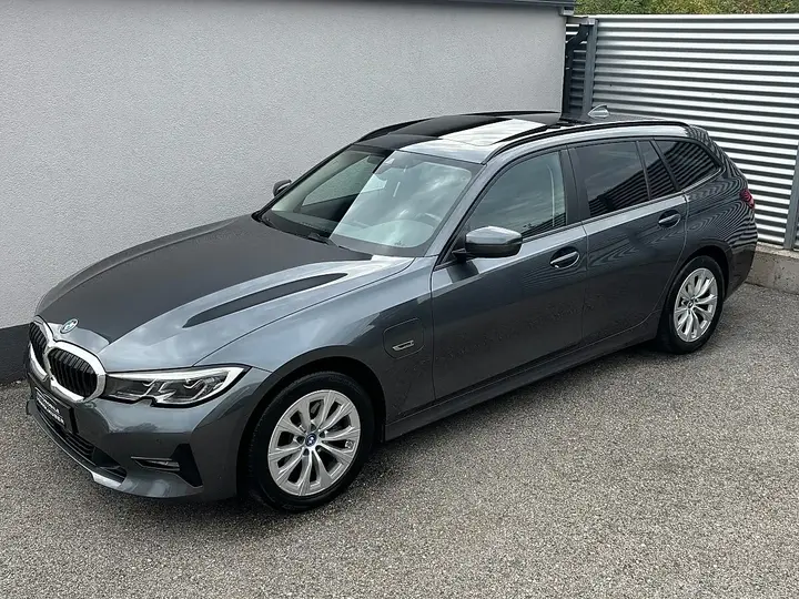 BMW 3 Series 2022 photo 2