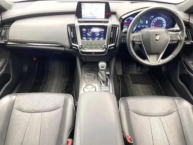Toyota Crown 2018 photo 2