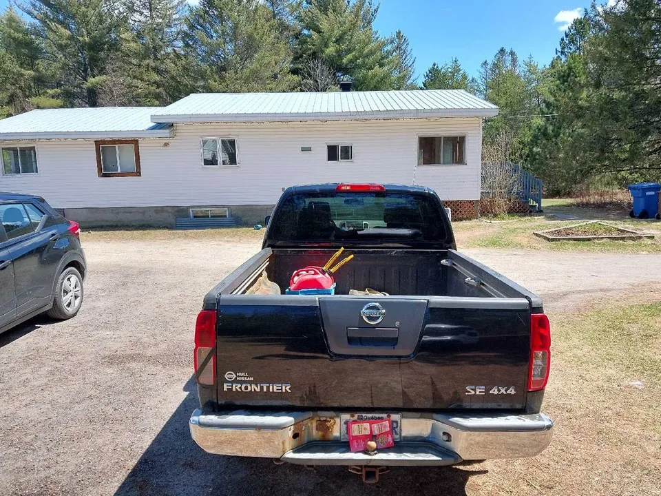 Nissan Frontier 2009 photo 2