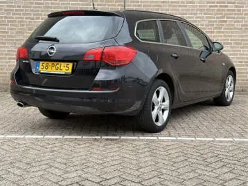Opel Astra 2011 photo 2