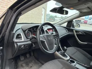Opel Astra 2011 photo 3