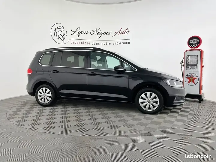 Volkswagen Touran 2023 photo 2