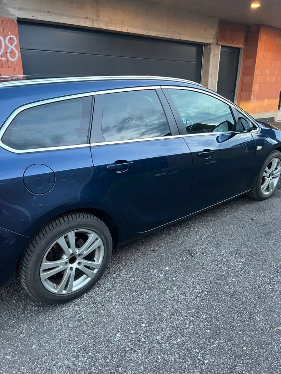 Opel Astra 2011 photo 3