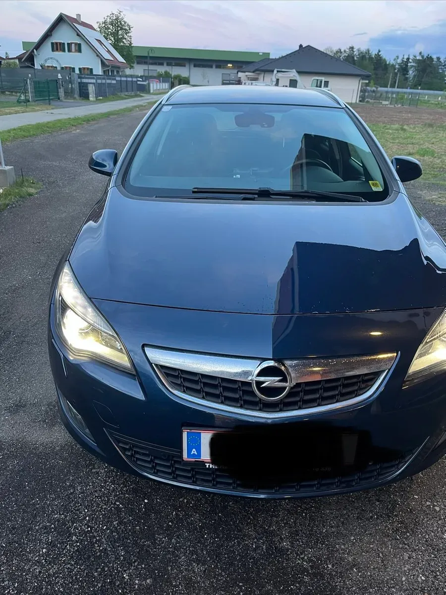 Opel Astra 2011 photo 2